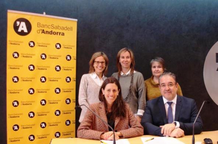 Responsables del banc i del col·legi després de la signatura de l'acord.